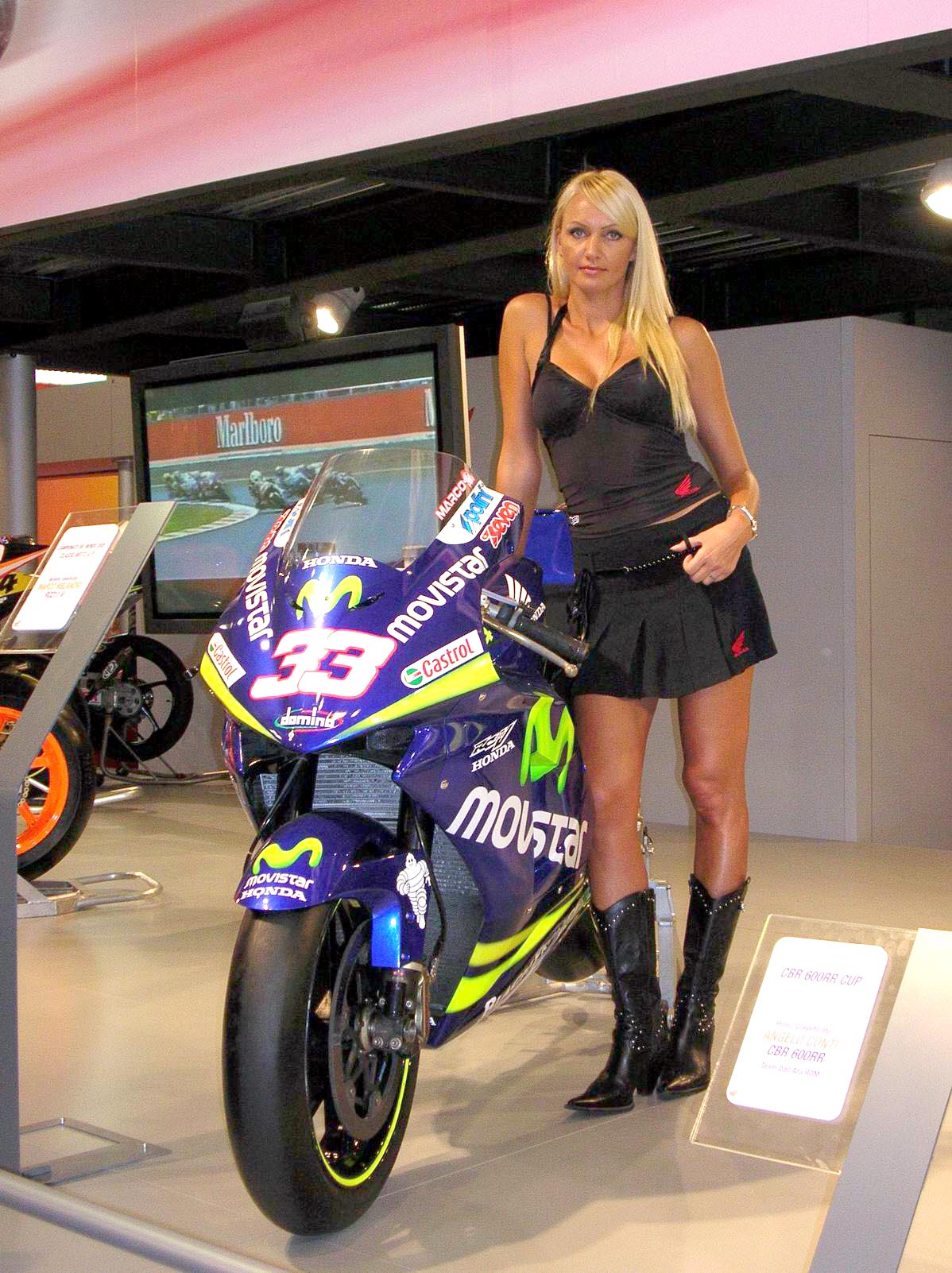 salon honda hotesse blonde sans culotte 1